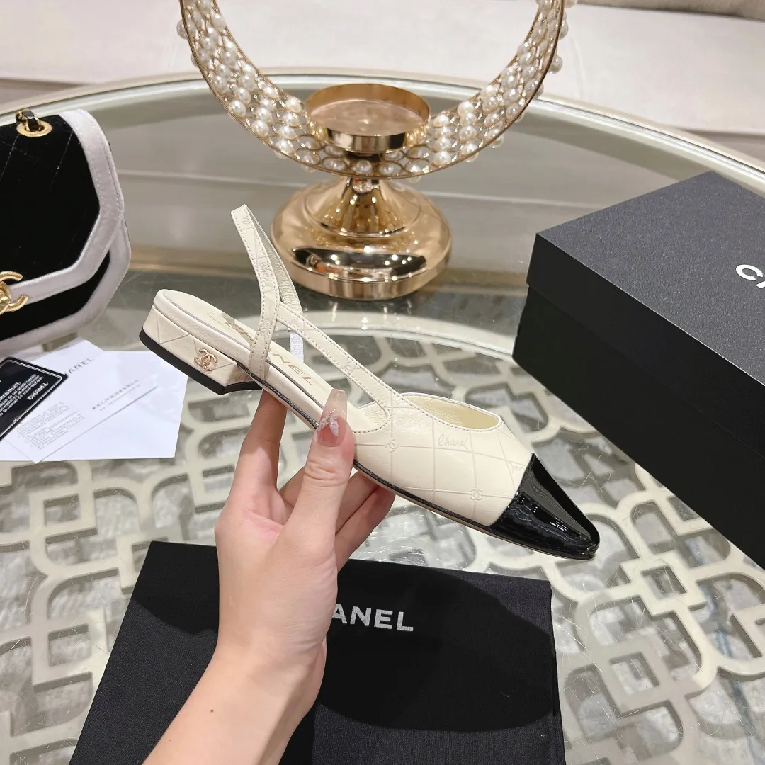 👟👟Ex-factory price 540👟👟 CHANEL Xiangjia 24vs spring and summer new fashion sandals series... Chanel is a very comprehensive noble fashion lifestyle brand. The same models are sold by major fashion bloggers and celebrities in Hong Kong, the United States, and other countries. They are simply beautiful. I fall in love with elegance and the playful sense of the future. I want to own them right away just by looking at them. But you can really think about a pair of exquisite high heels. This series is specially designed for extraordinary and indifferent ladies to create a unique overall effect. CHANEL designs products that inspire women to move forward and highlight their charm... 1️⃣Material: Original customized patent leather + imported sheepskin 2️⃣Inner lining: Original customized imported sheepskin 3️⃣Feet: Original customized imported sheepskin 4️⃣Outsole: Genuine leather sole imported from Italy 5️⃣Heel height: 2.5cm/6.5cm/9cm 6️⃣Number: 34-43 (34.40.41.42.43 customization is not returnable) 7️⃣Packaging: The latest and exquisite full set of packaging at the counter